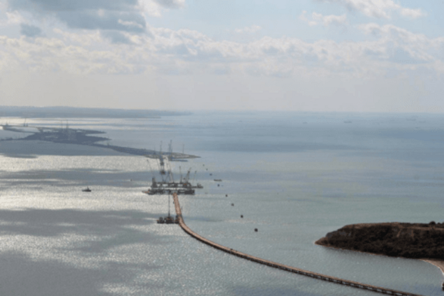 В сети показали, как выглядит Керченский мост с вертолета Путина. Опубликованы фото