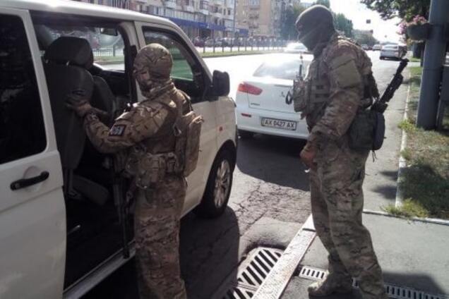 Вышли с пустыми руками: силовики завершили обыски у Кернеса