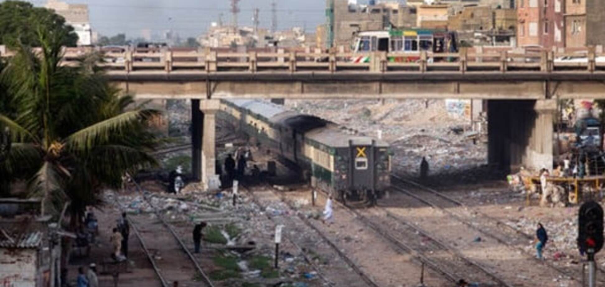 В Пакистане столкнулись два поезда: 6 человек погибли, 150 пострадали. Опубликованы фото и видео