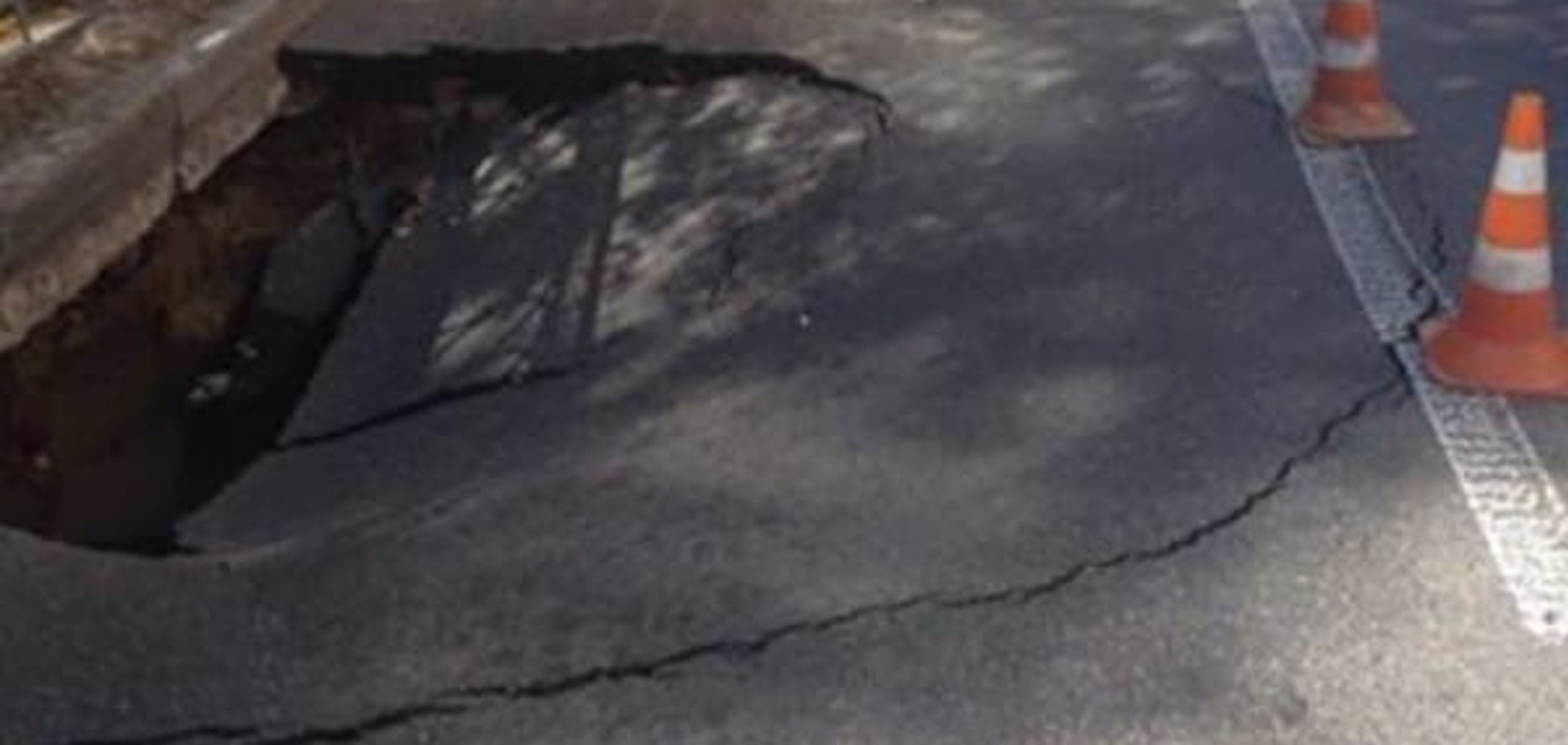 ЧП на дороге: в центре Киева провалился асфальт