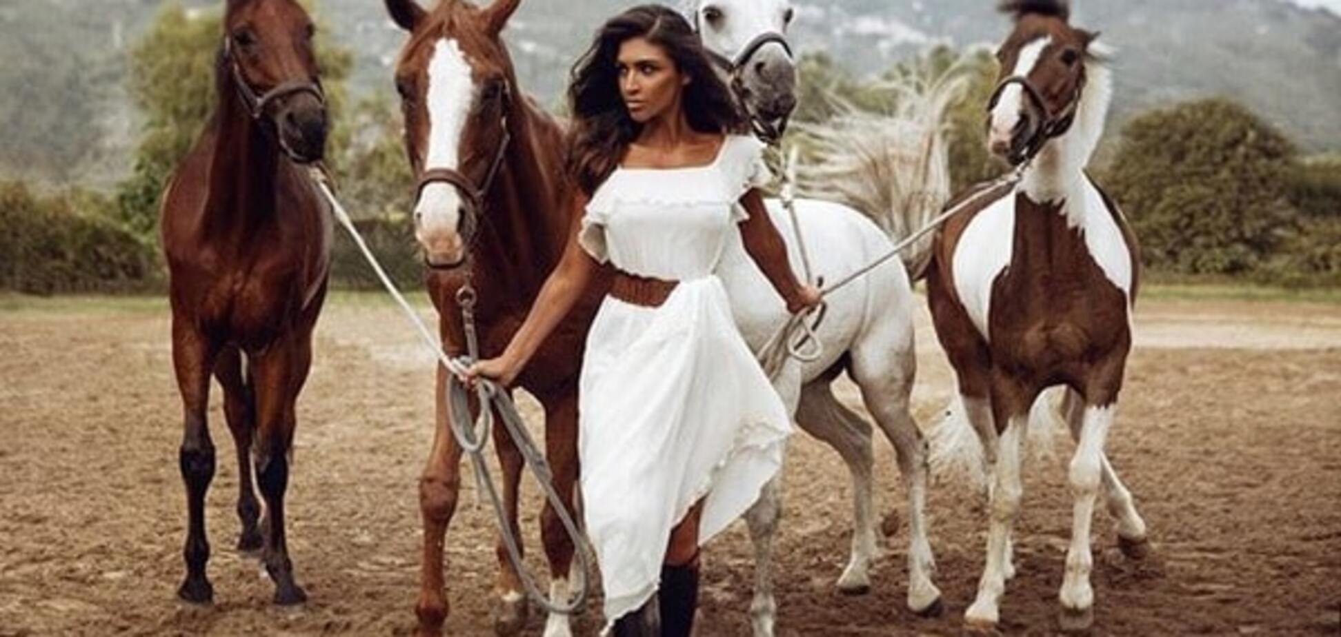 Санта Дімопулос у розкішному вбранні знялася в яскравій фотосесії з конями