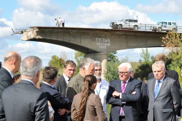 'Тут был русский мир': соцсети взорвало знаковое фото со Штайнмайером на Донбассе
