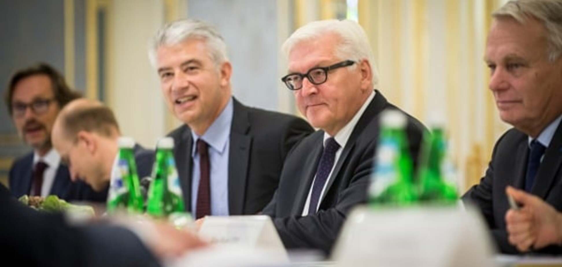 Штайнмайера и Эро на Донбассе встретили пикетом