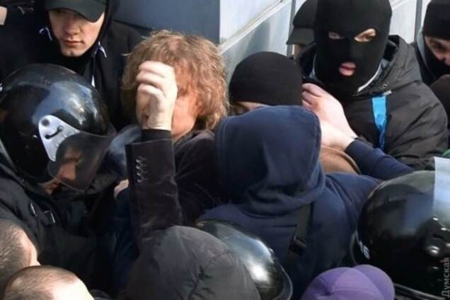 Протистояння в Затоці триває: люди перекрили трасу Одеса-Рені