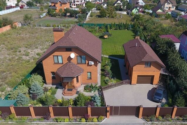 Элитная недвижимость и внедорожники: в сети показали, как живет судья Высшего спецсуда