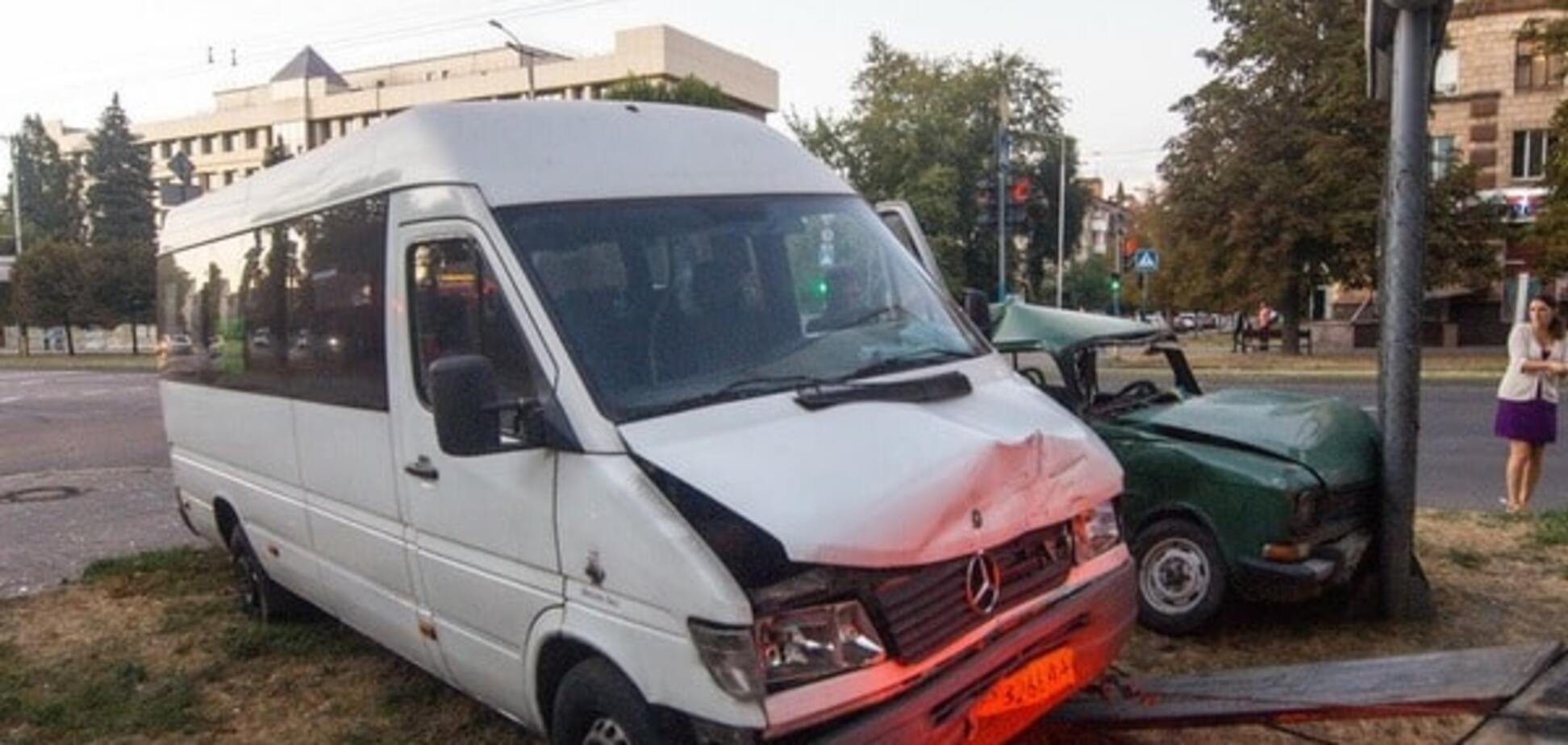 В Запорожье не разминулись маршрутка и 'Москвич'