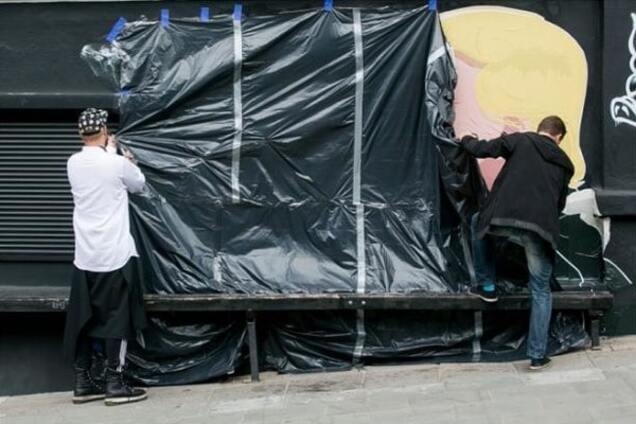 'Вдули' друг другу: в Вильнюсе обновили фото с поцелуем Трампа и Путина