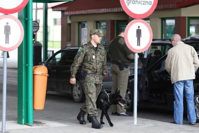 Почти 700 авто застряли в пробке на границе с Польшей