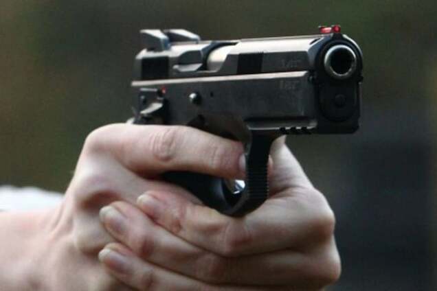 Унес сейф с деньгами: в Киеве вооруженный бандит ограбил магазин