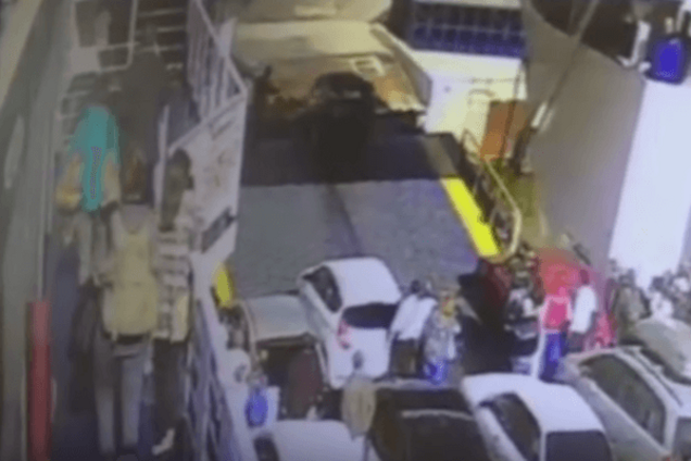 В Керчи автомобиль с водителем упал с парома прямо в море: опубликованы фото и видео