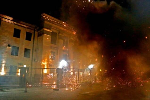 Волонтер об 'обстреле' посольства РФ в Киеве: плевать, Россия и так воюет с Украиной