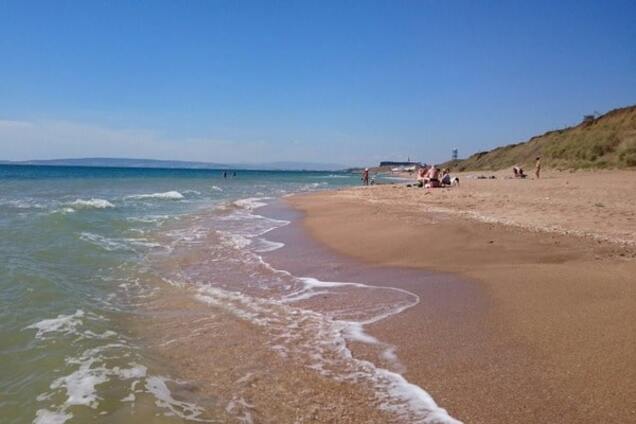 Бархатный сезон 'в разгаре': в сети показали фото пустых пляжей Крыма