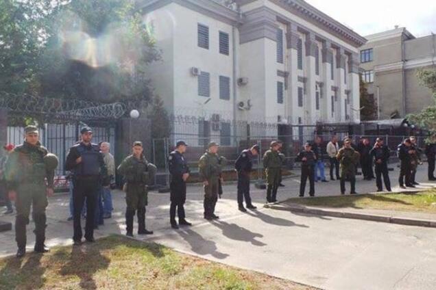 Админпротоколы и 2 уголовных дела: в Нацполиции отчитались о нарушениях возле дипучреждений РФ в Украине