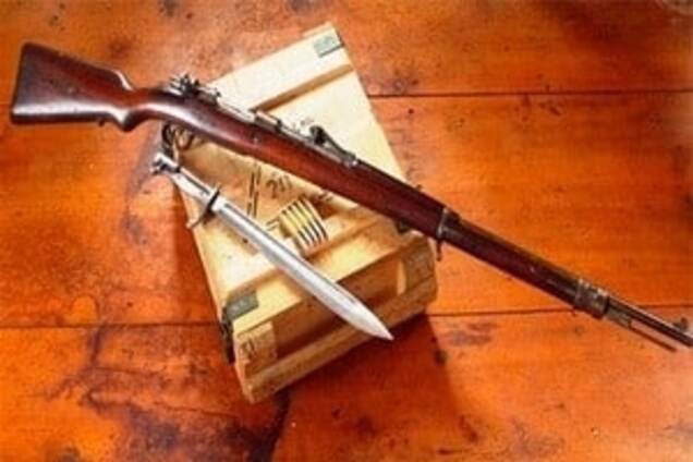 На 'блошином' рынке: в Херсоне прямо на улице торгуют боевым оружием