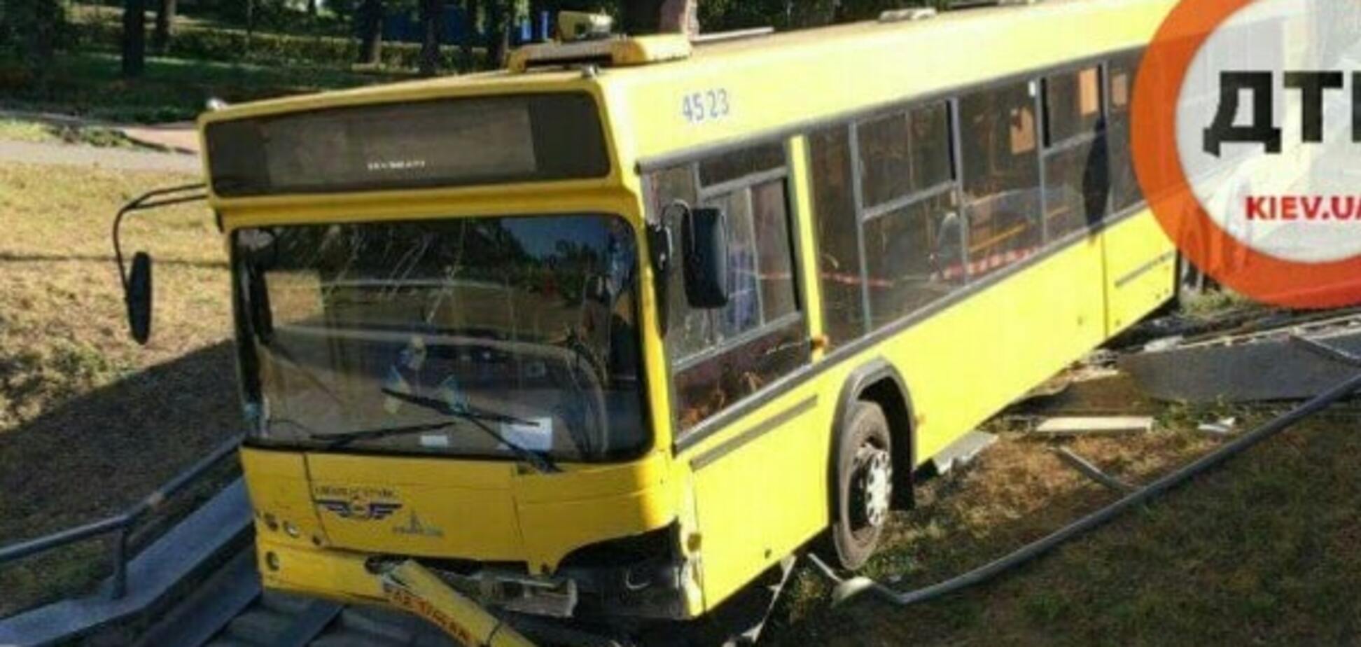 Масштабное ДТП в Киеве: автобус с пассажирами вылетел с дороги. Опубликованы фото