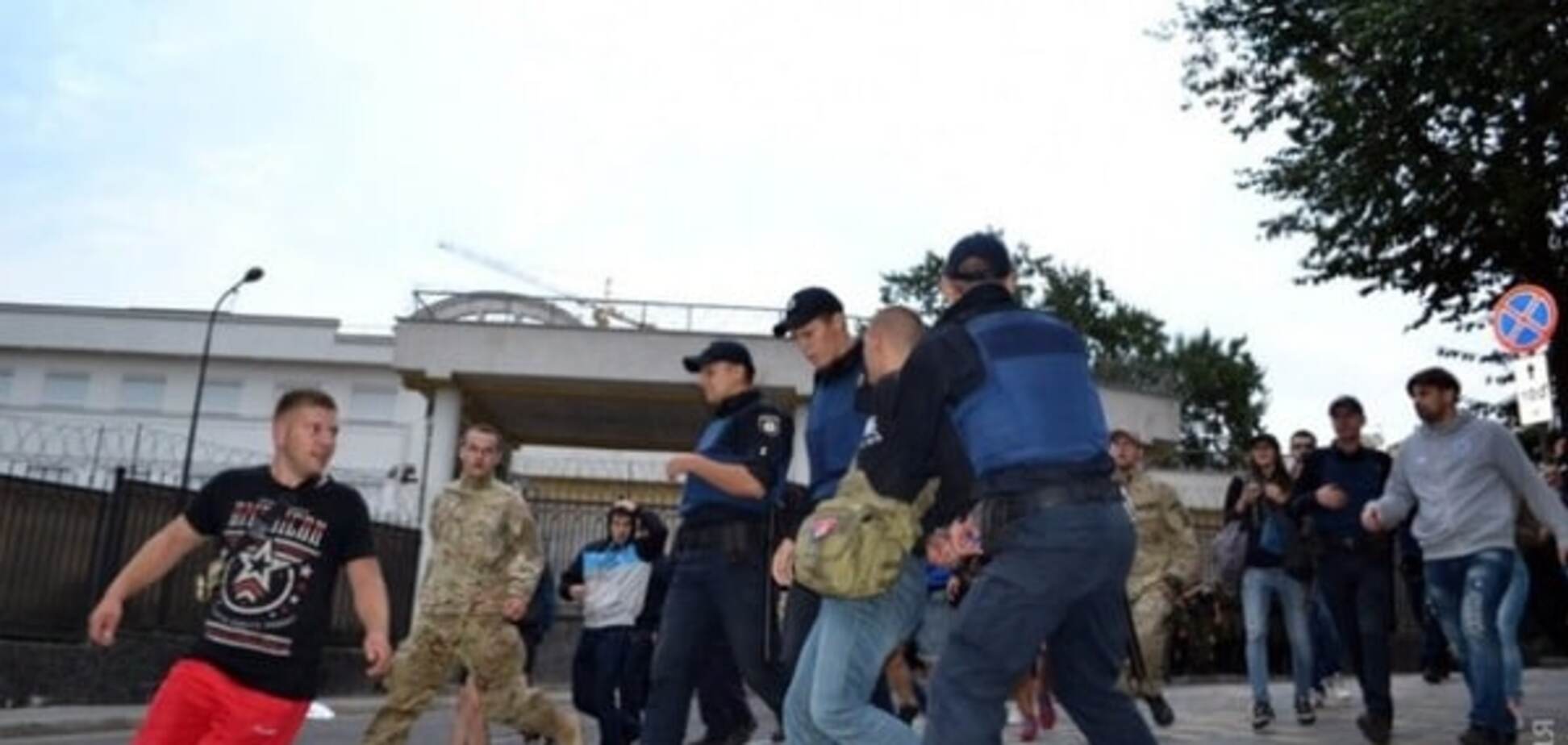 Забросали консульство России яйцами: в Одессе произошла новая волна потасовок. Фото, видео