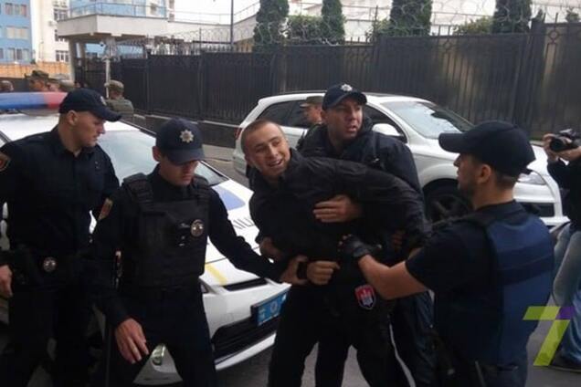 Конфликтные выборы: 'Правый сектор' подрался с полицией у консульства РФ в Одессе