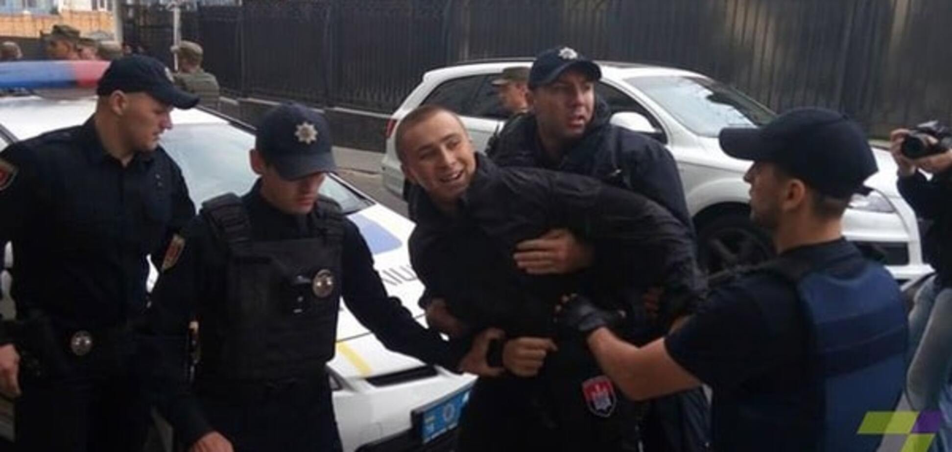 Конфліктні вибори: 'Правий сектор' побився із поліцією біля консульства РФ в Одесі