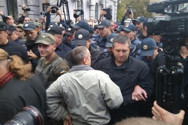 Потасовки у посольства РФ: полиция отпустила всех задержанных