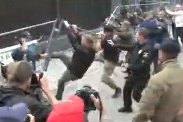 Выборы в Госдуму: 'свободовец' Мирошниченко устроил потасовку у посольства РФ