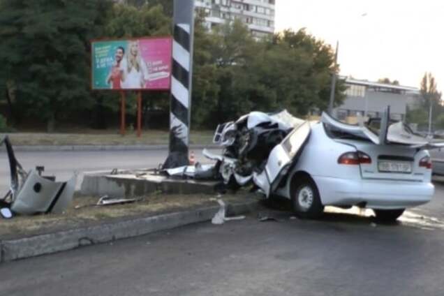 Страшная авария: в Запорожье автомобиль такси влетел в билборд