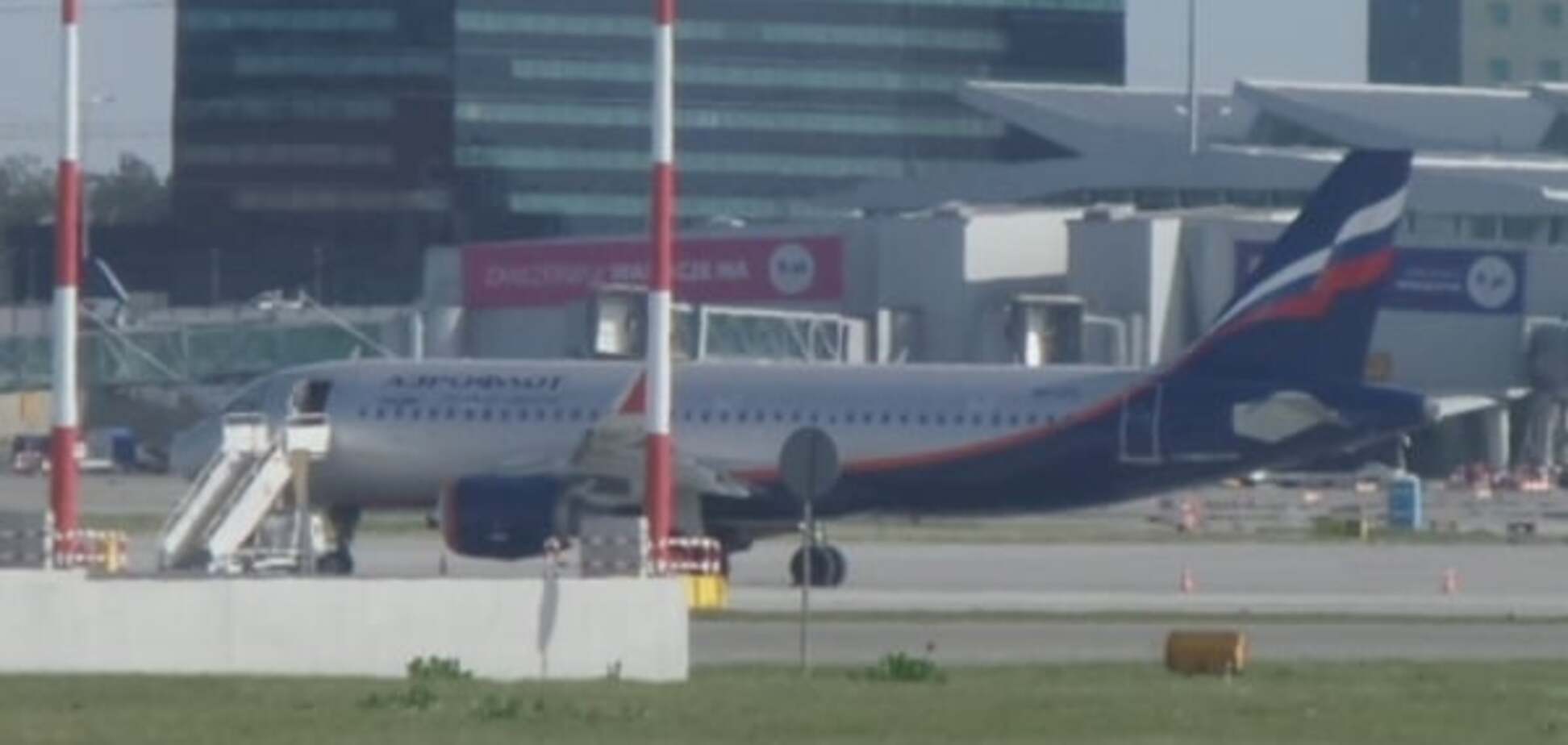 О пассажирах забыли: в Варшаве российский авиалайнер столкнулся с польским самолетом