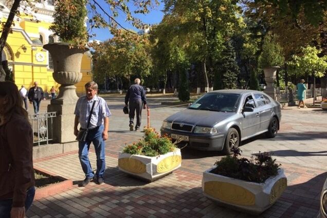 В Киеве автомобиль телеканала News One стал 'героем парковки': опубликованы фото