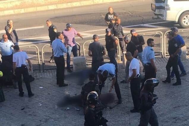 В Иерусалиме палестинец с ножом атаковал двух полицейских