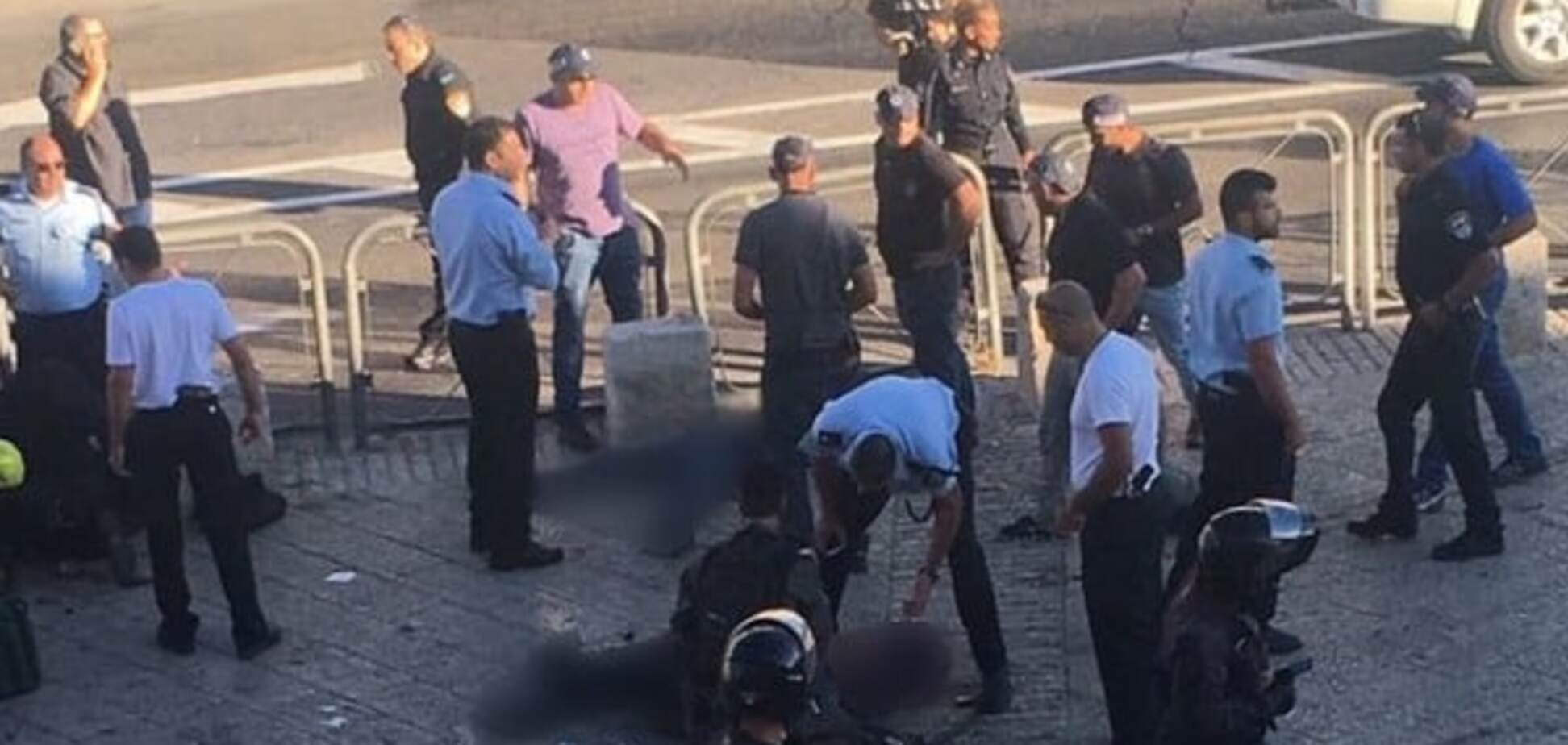В Иерусалиме палестинец с ножом атаковал двух полицейских