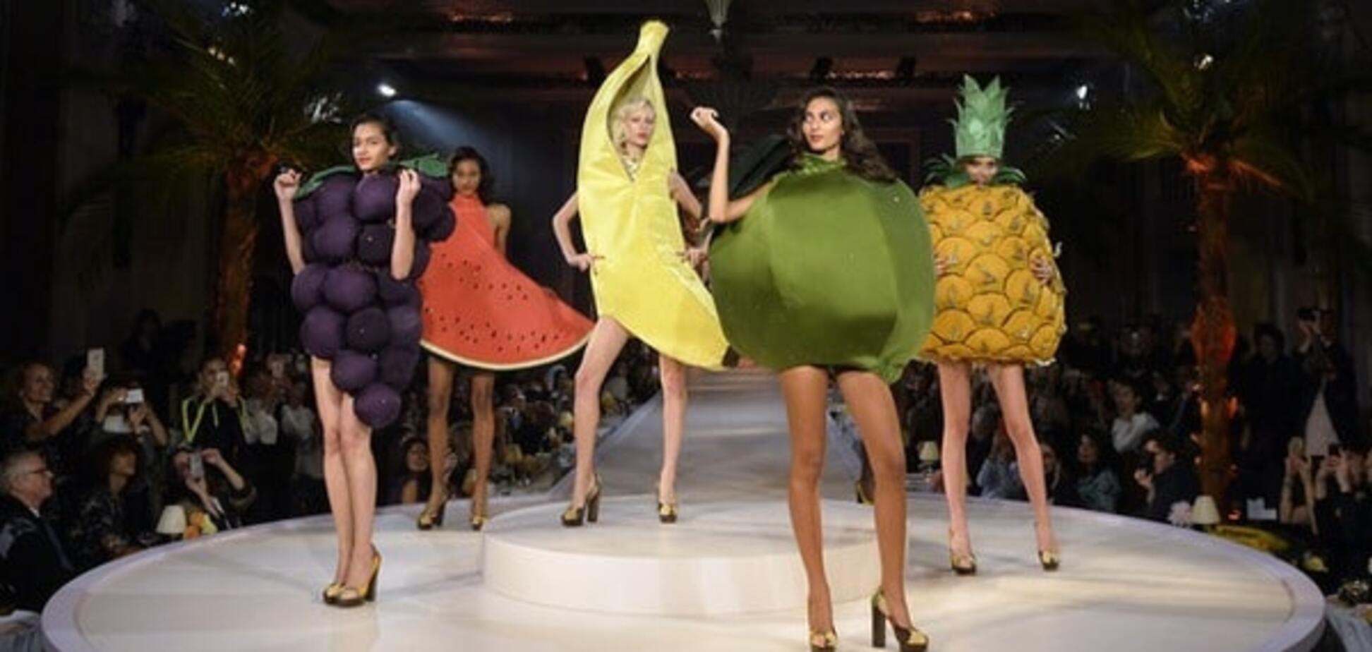 Фруктовый всплеск на Неделе моды в Лондоне: показ коллекции Charlotte Olympia