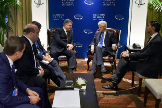 В сеть попало фото с дружеской встречи Порошенко и Клинтона