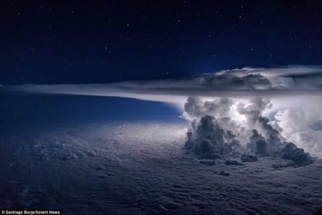 Апокалипсис рядом: пилот показал, как выглядят штормовые облака