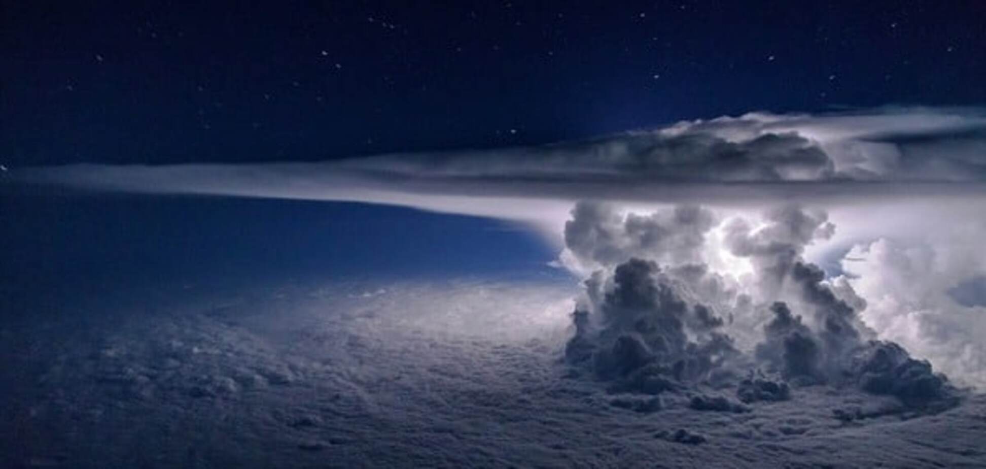 Апокаліпсис поруч: пілот показав, який вигляд мають штормові хмари 