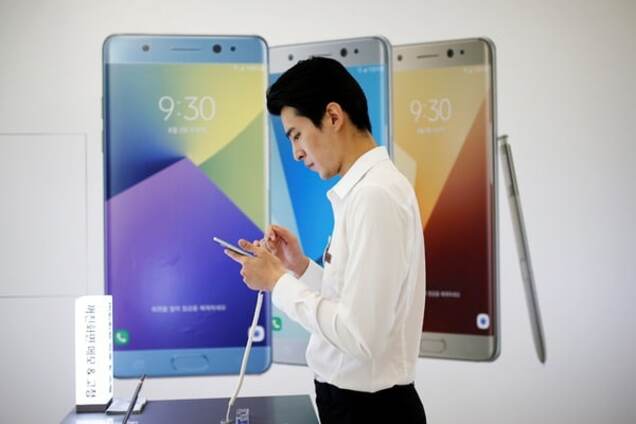 Чоловік зі смартфоном Samsung