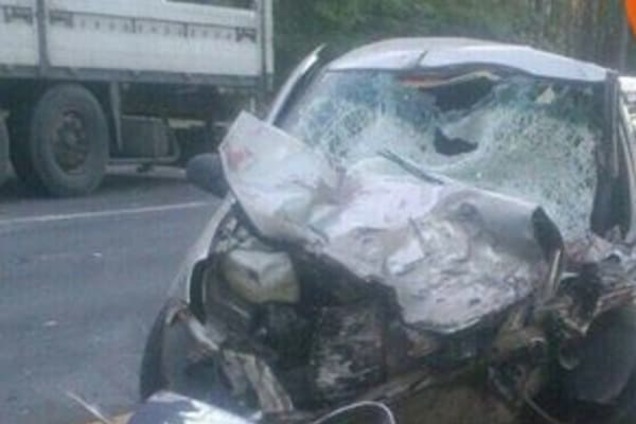 Смертельная авария под Киевом: ВАЗ вылетел на встречную полосу и врезался в КамАЗ. Опубликованы фото