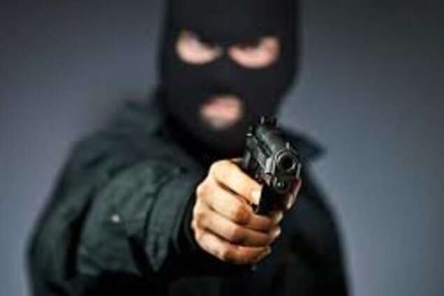 На Киевщине четверо грабителей ворвались в дом и напали на семью