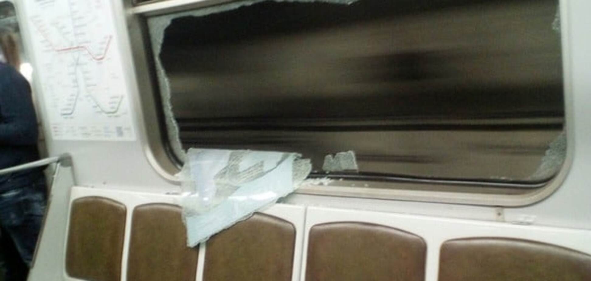 В киевском метро хулиганы разбили окно в вагоне: опубликовано фото 