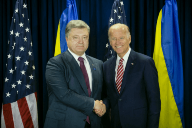 Крепкое рукопожатие: Порошенко и Байден встретились на переговорах в Нью-Йорке