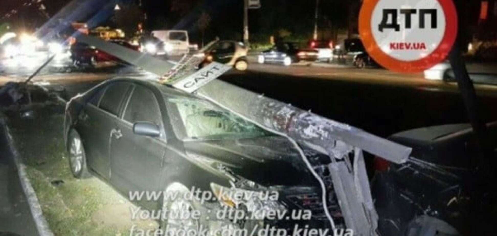 Масштабное ДТП в Киеве: на автомобиль упал столб