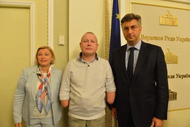 Испытали шок: евродепутаты встретились с освобожденными заложниками террористов 'Л/ДНР' – фотофакт