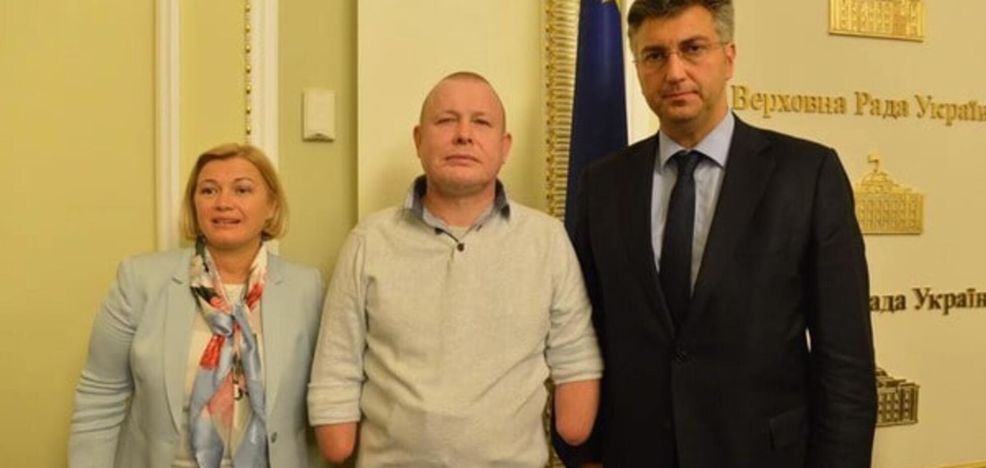 Испытали шок: евродепутаты встретились с освобожденными заложниками террористов 'Л/ДНР' – фотофакт
