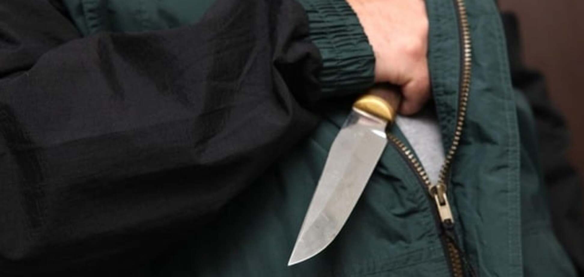 Легкая добыча: в Киеве бандит с ножом ограбил школьницу