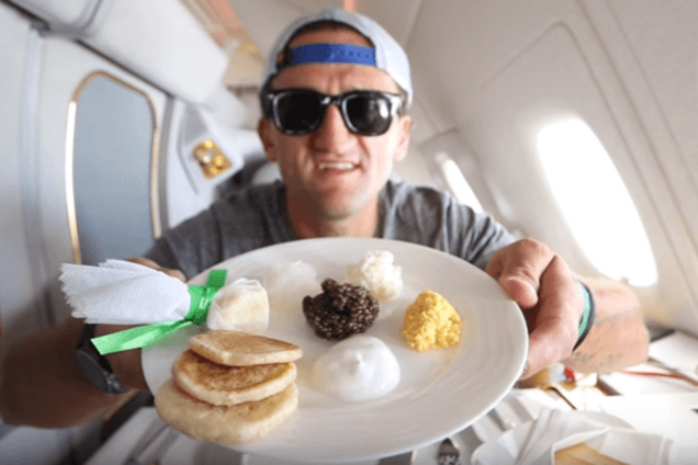 Икра, кровать, душ: видеоблогер случайно полетел рейсом из Дубая за $21 тысячу