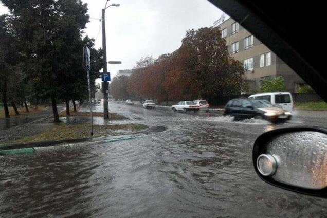 В Одессе ливень затопил улицы и остановил транспорт. Фоторепортаж