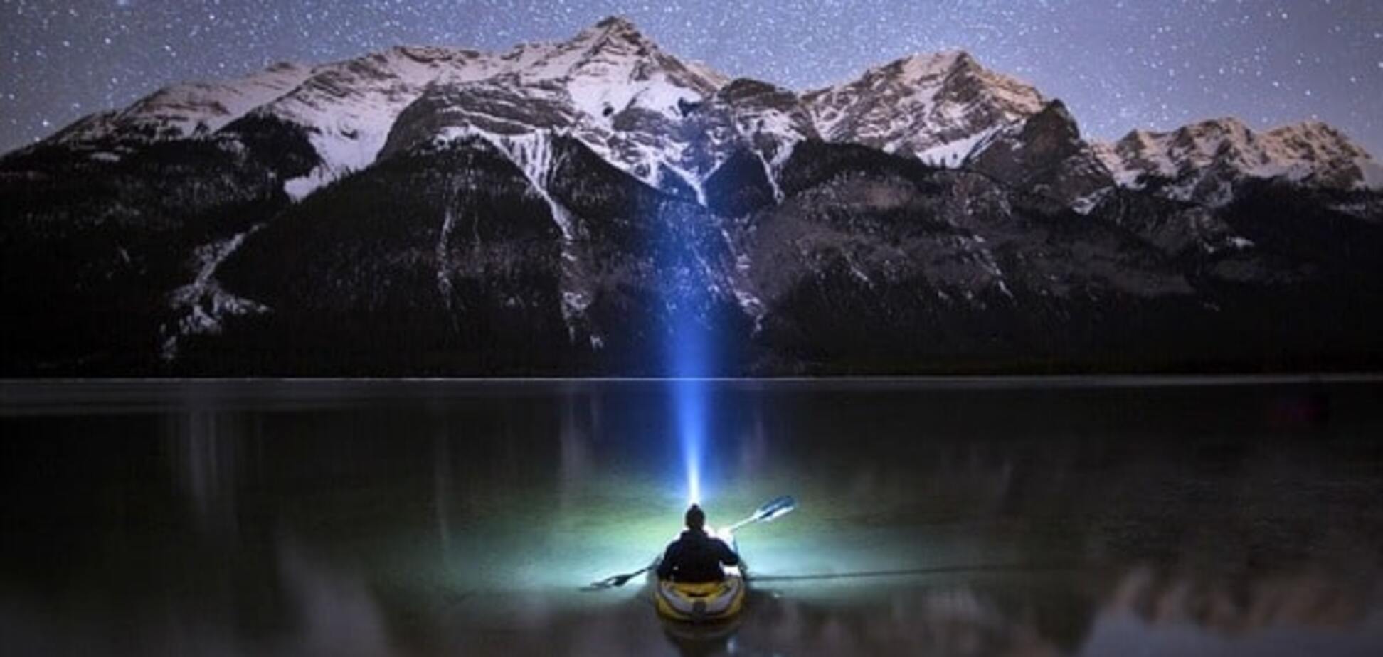 Путешественник сделал завораживающие снимки северного сияния в горах Канады: фотофакт