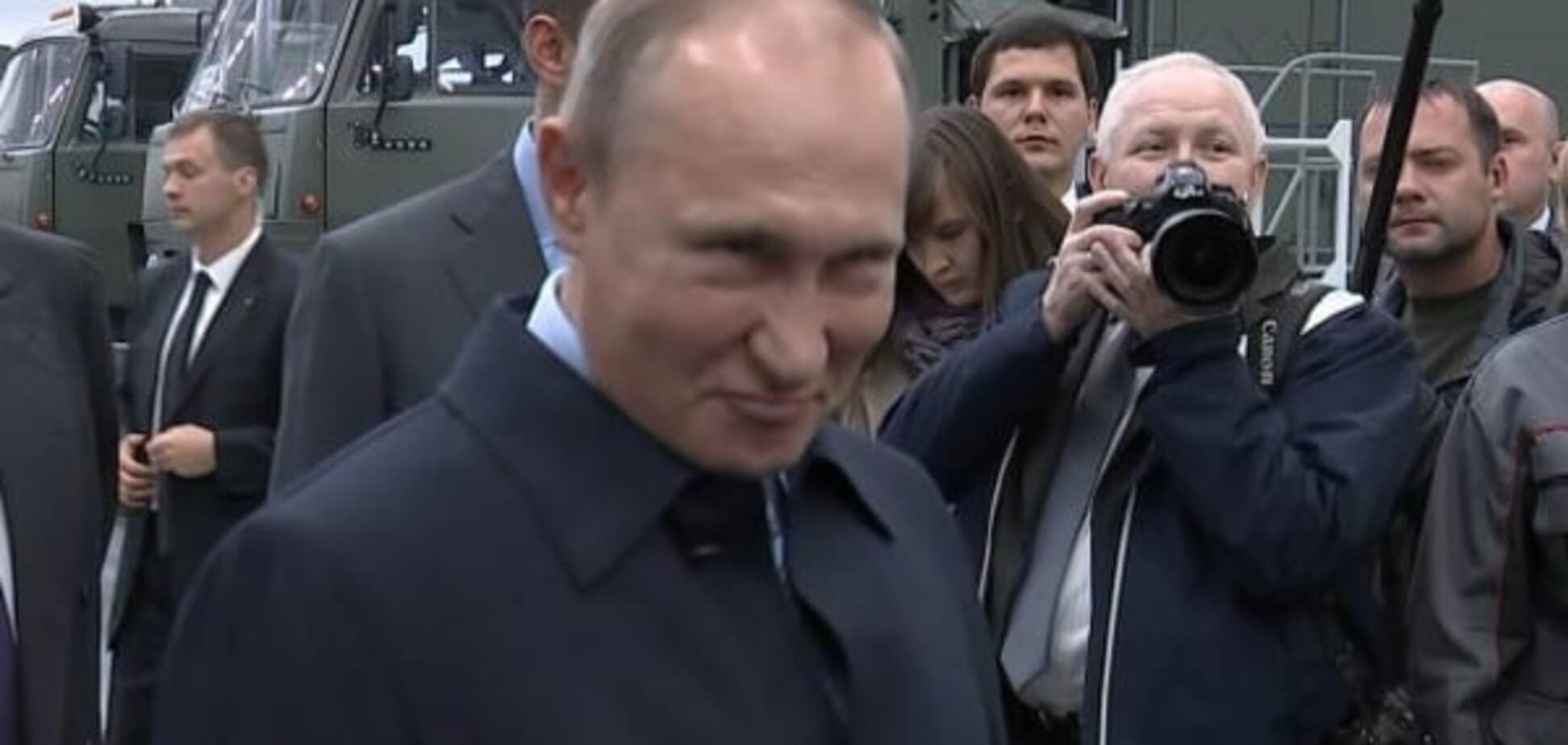 Че такой серьезный? Путин покривлялся перед рабочим завода 'Калашников': видеофакт