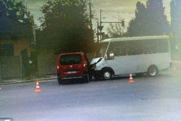 На Киевщине автомобиль врезался в автобус: есть пострадавшие