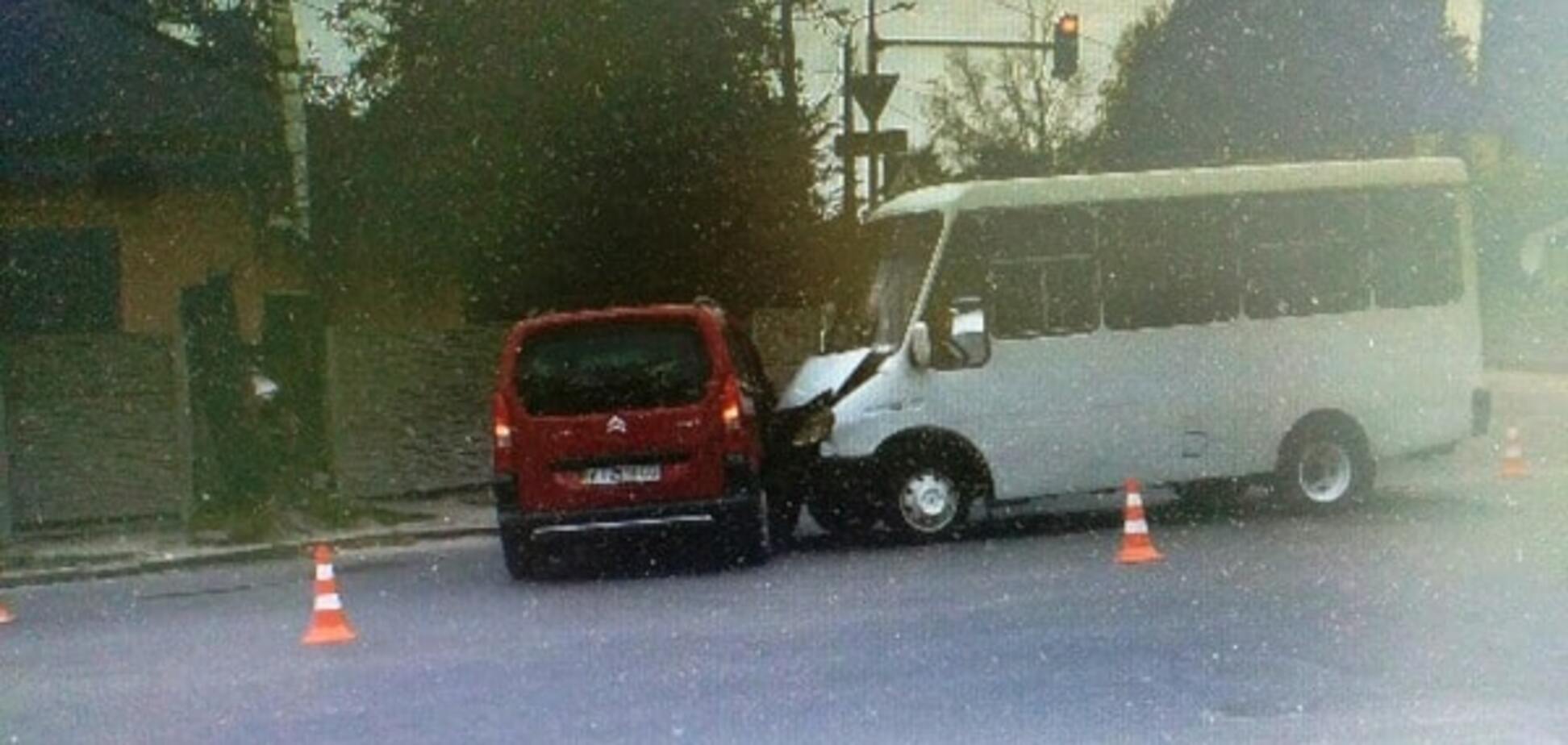 На Киевщине автомобиль врезался в автобус: есть пострадавшие