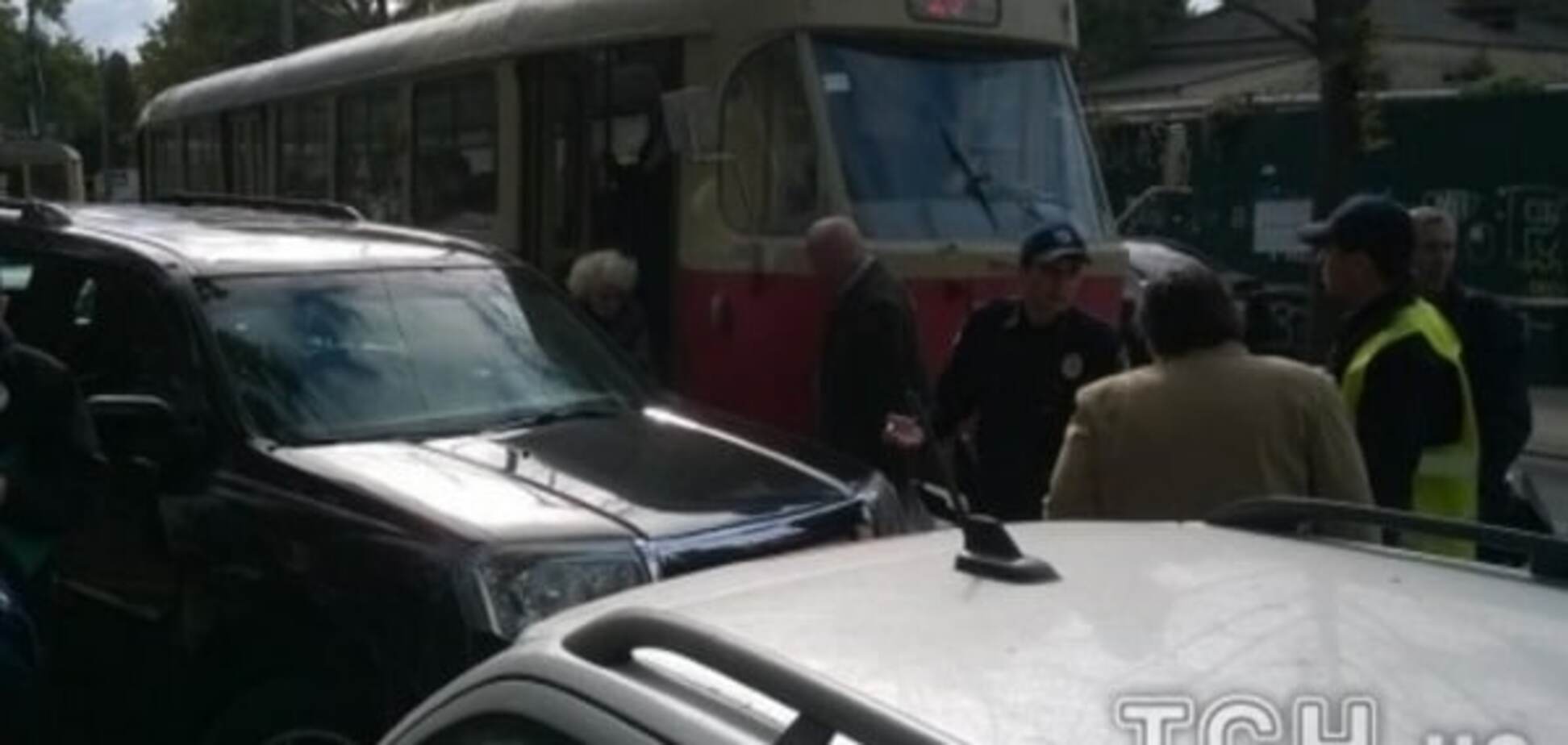 В Киеве джип 'героя парковки' парализовал движение трамваев