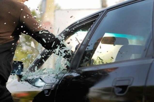 В Киеве грабители на Mercedes отобрали у водителя сумку с деньгами